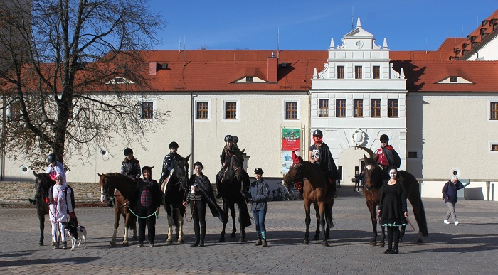 pferdesport/31.10.2018-halloweenritt/halloweenritt_2018_schloss.jpg